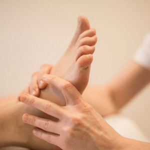 bam-huyet-chua-dau-got-chan-hieu-qua