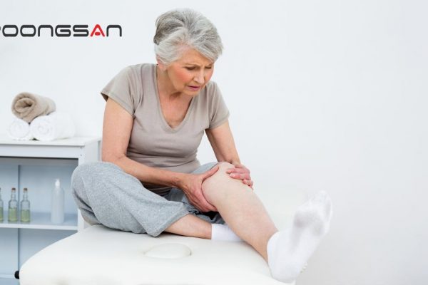 nguoi-gia-thuong-bi-dau-nhuc-xuong-khop