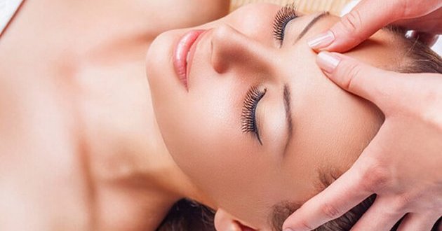 Massage vùng da mắt
