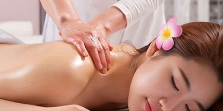 Massage lưng thật nhẹ nhàng